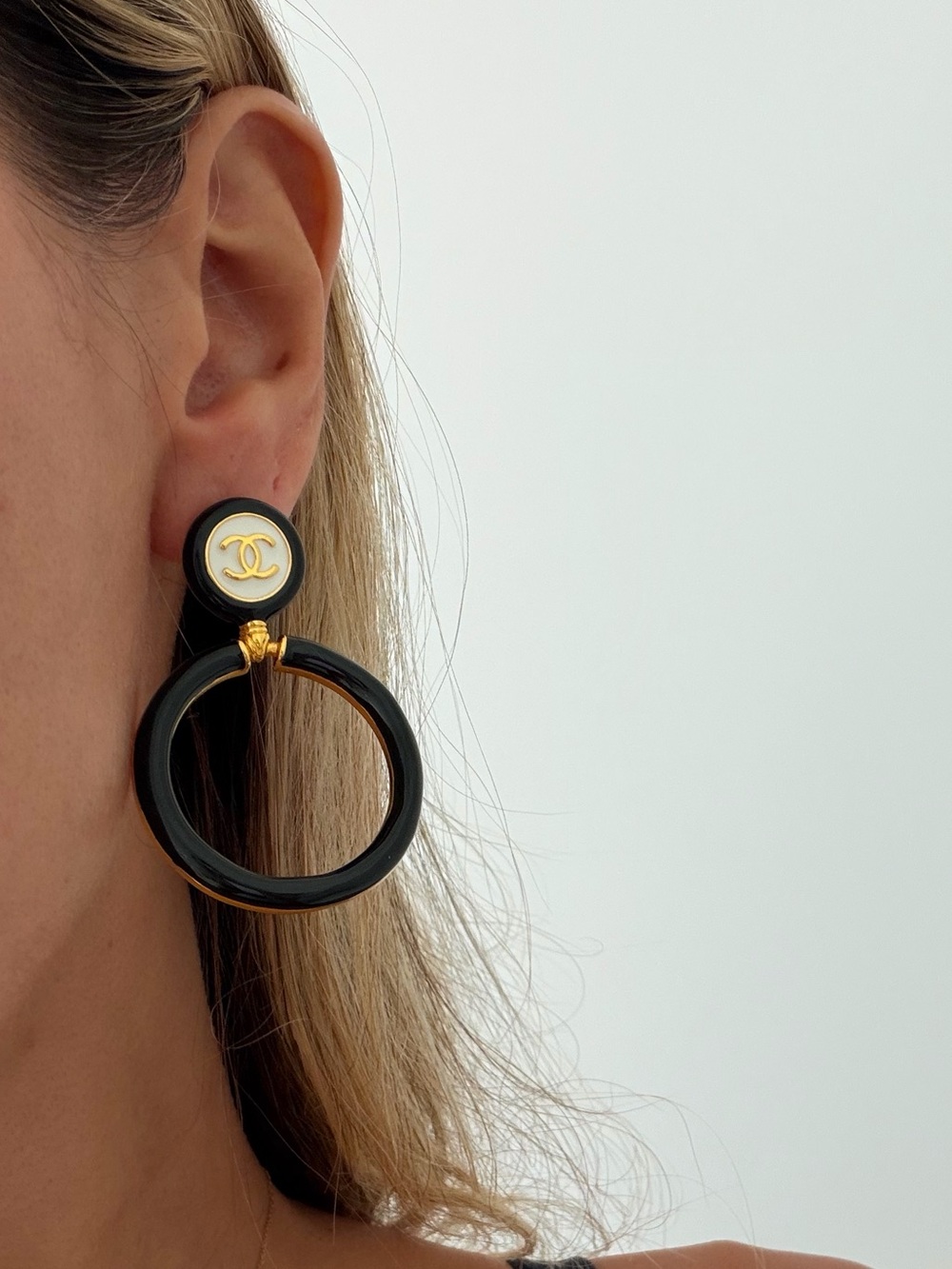 🖤CHANEL Black and White Hoop Earrings with Gold CC Emblem🖤 - Picture 4 of 11